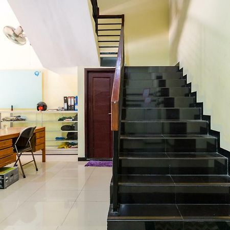 RedDoorz Syariah @ Ketintang Surabaya Hotel Bagian luar foto