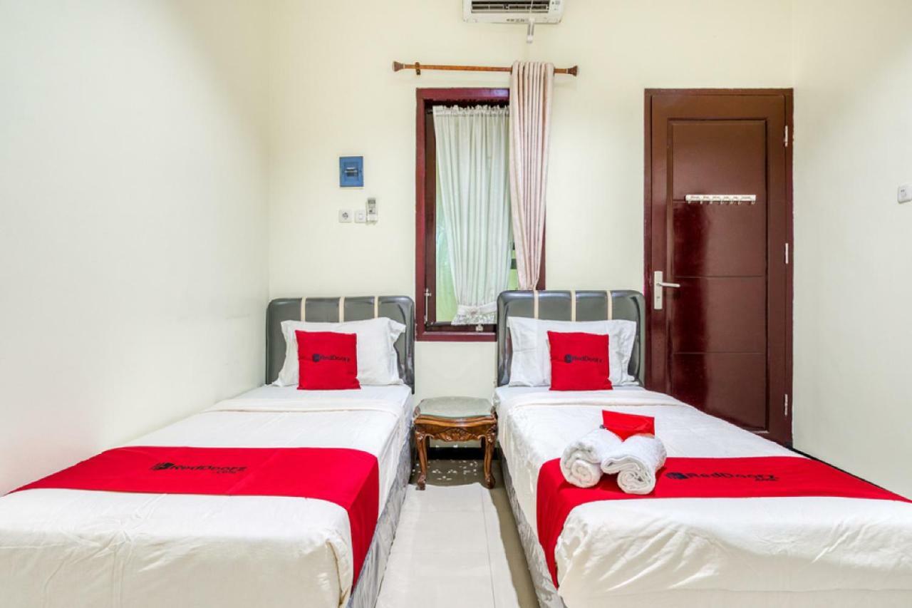 RedDoorz Syariah @ Ketintang Surabaya Hotel Bagian luar foto